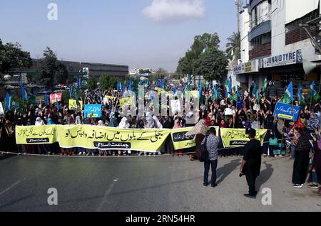 I leader e i sostenitori di Jamat-e-Islami (JI) stanno tenendo una manifestazione di protesta contro la disoccupazione massiccia, l'aumento del prezzo dei prodotti per uso quotidiano, l'aumento del prezzo dell'inflazione e le bollette dell'elettricità altamente gonfiate, tenutasi presso University Road a Karachi giovedì 31 agosto 2023. Foto Stock