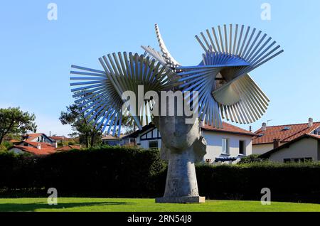 Scultura di fronte alla città dell'Oceano e del Surf, opera di Manolo Valdes, "la Signora di ferro". Biarritz, Pyrenees Atlantiques, Francia Foto Stock