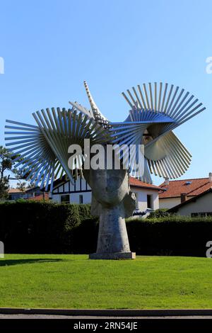 Scultura di fronte alla città dell'Oceano e del Surf, opera di Manolo Valdes, "la Signora di ferro". Biarritz, Pyrenees Atlantiques, Francia Foto Stock