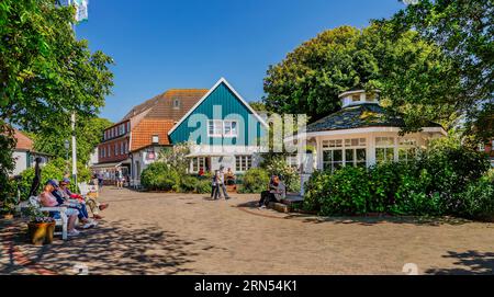 Dorfstrasse Westerloog con padiglione presso il municipio, Spiekeroog, stazione termale del Mare del Nord, Isola del Mare del Nord, Isole Frisone Orientali, bassa Sassonia, Mare di Wadden, EAS Foto Stock