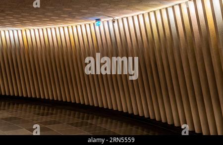 Corridoio con muro di cemento e un cartello che indica l'uscita di emergenza, Berlino, Germania Foto Stock