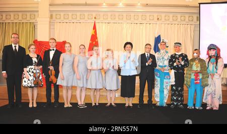 (150613) -- HELSINKI, 13 giugno 2015 -- il vice primo ministro cinese Liu Yandong (6a R) partecipa alla cerimonia di apertura del Focus China, un programma che fa parte del Festival di Helsinki, accompagnato dal sindaco di Helsinki Jussi Pajunen (5a R), a Helsinki, Finlandia, 11 giugno 2015. Il vice Premier cinese Liu Yandong è in Finlandia per una visita di tre giorni. La visita ha caratterizzato una cerimonia di apertura del Focus China, un'ampia vetrina di arte e cultura cinese durante il Festival di Helsinki 2015. ) FINLAND-HELSINKI-CHINA-LIU YANDONG-VISIT WangxYaxiong PUBLICATIONxNOTxINxCHN Helsinki 13 giugno 2015 Chinese Vice Pre Foto Stock