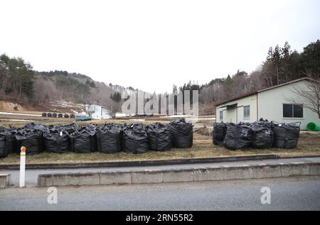 TOKYO, 2015 -- in questa foto scattata il 7 marzo 2015, sacchi neri contenenti accumuli di rifiuti contaminati si vedono nella città di Iitate, nella prefettura di Fukushima, in Giappone. La ricostruzione delle regioni del Giappone nordorientale, colpite quattro anni fa da un devastante terremoto e dallo tsunami che ne seguì, rimane lenta. ) (zw) GIAPPONE-TSUNAMI-RICOSTRUZIONE LiuxTian PUBLICATIONxNOTxINxCHN Tokyo 2015 in questo file foto scattata IL 7 marzo 2015 Borse nere contenenti accumuli di rifiuti contaminati sono laghi nella città di Iitate Prefettura di Fukushima Giappone ricostruzione delle regioni nel nord-est Foto Stock