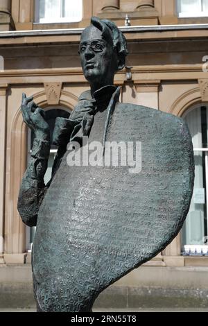 Creata da Rowan Gillespie, una statua del poeta irlandese W.B. Yeats si trova nella città di Sligo. Sligo, Irlanda, Europa Foto Stock