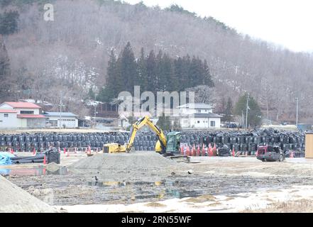 TOKYO, 2015 -- in questa foto scattata il 7 marzo 2015, sacchi neri contenenti accumuli di rifiuti contaminati si vedono nella città di Iitate, nella prefettura di Fukushima, in Giappone. La ricostruzione delle regioni del Giappone nordorientale, colpite quattro anni fa da un devastante terremoto e dallo tsunami che ne seguì, rimane lenta. ) (zw) GIAPPONE-TSUNAMI-RICOSTRUZIONE LiuxTian PUBLICATIONxNOTxINxCHN Tokyo 2015 in questo file foto scattata IL 7 marzo 2015 Borse nere contenenti accumuli di rifiuti contaminati sono laghi nella città di Iitate Prefettura di Fukushima Giappone ricostruzione delle regioni nel nord-est Foto Stock
