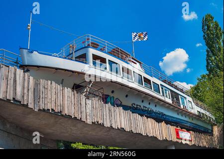 Nave trasformata sul ponte ferroviario come ristorante e bar, alte Utting, Sendling, Monaco, alta Baviera, Baviera, Germania, Europa Foto Stock