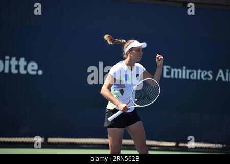 New York, Stati Uniti. 31 agosto 2023. La belga Elise Mertens fotografata in azione durante una partita di tennis tra la coppia statunitense-Ucraina Collins-Kichenok e la coppia statunitense-belga Hunter-Mertens, nel primo turno delle doppie femminili al torneo di tennis del grande Slam 2023 a New York City, USA, giovedì 31 agosto 2023. BELGA PHOTO TONY BEHAR Credit: Belga News Agency/Alamy Live News Foto Stock