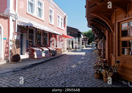 Case a graticcio con tetti in legno e strapiombi tipici della località sulla strada acciottolata della città vecchia. Sozopol, Burgas, Bulgaria Foto Stock