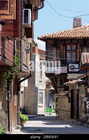 Case a graticcio con tetti in legno e strapiombi tipici della località sulla strada acciottolata della città vecchia. Sozopol, Burgas, Bulgaria Foto Stock