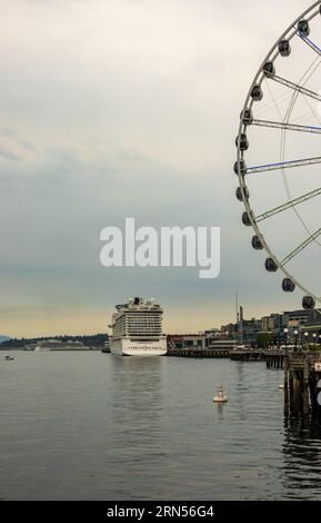 Seattle, WA - 5 agosto 2023: Nave da crociera Norwegian Bliss attraccata dalla Seattle Great Wheel in un giorno nuvoloso Foto Stock