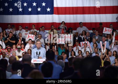 (150615) -- MIAMI, 15 giugno 2015 -- l'ex governatore della Florida Jeb Bush partecipa a una manifestazione al campus Kendall del Miami Dade College a Miami, Florida, Stati Uniti, 15 giugno 2015. Jeb Bush lunedì si è Unito a un campo presidenziale repubblicano già affollato e ha promesso di riparare una Washington disfunzionale. ) U.S.-MIAMI-JEB BUSH-PRESIDENTIAL BID YinxBogu PUBLICATIONxNOTxINxCHN Miami 15 giugno 2015 l'ex governatore della Florida Jeb Bush partecipa a un Rally AL Kendall Campus del Miami Dade College a Miami Florida Stati Uniti 15 giugno 2015 Jeb Bush lunedì si è Unito al già affollato Fiel presidenziale repubblicano Foto Stock