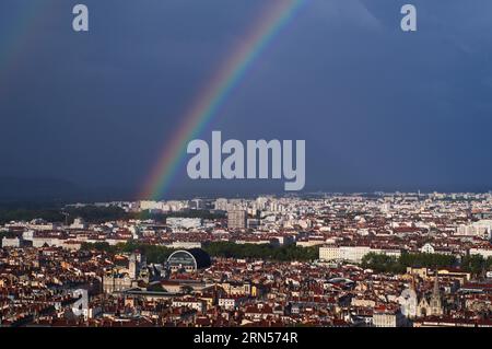 Vista dalla Basilica Notre-Dame de Fourviere di Lione, Opera, City Hall Hotel de Ville, Rainbow, Departement Rhone, regione Foto Stock