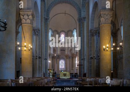 Vista interna transetto, altare e sala del coro, Chiesa Prioriale Eglise de Saint-Nectaire, Saint-Nectaire, Dipartimento Puy-de-Dome, regione Foto Stock