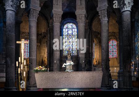 Vista interna dell'altare e dell'abside del coro, chiesa di pellegrinaggio di Notre-Dame, Orcival, dipartimento del Puy-de-Dome, regione dell'Alvernia-Rodano-Alpi, Francia Foto Stock