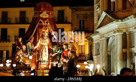 Carro di Caiphas, scatto notturno, Vare, carro processionale, illuminato, raffiguranti scene cristiane, figure in legno a grandezza naturale, processione pasquale Foto Stock