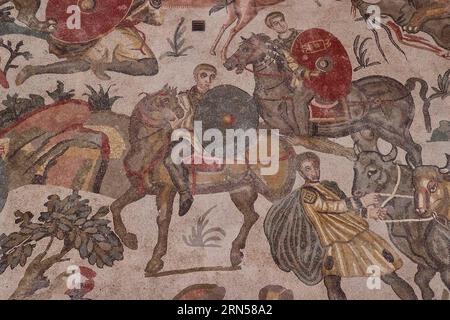 Scenario di battaglia o caccia, mosaici romani, Villa Romana del Casale, patrimonio mondiale dell'UNESCO, Piazza Armerina, provincia di Enna, Sicilia, Italia, Europa Foto Stock