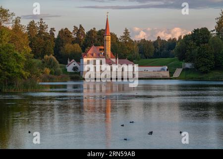 Palazzo Priorato nel paesaggio serale di agosto. Gatchina. Regione di Leningrado, Russia Foto Stock