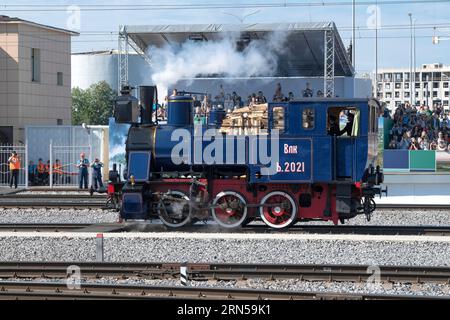 SAN PIETROBURGO, RUSSIA - 27 AGOSTO 2023: Spettacolo dinamico di una locomotiva a vapore d'epoca della serie "Soft Sign" (er) del 1897. Forum ferroviario 'PRO//D. Foto Stock