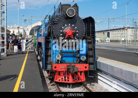 SAN PIETROBURGO, RUSSIA - 27 AGOSTO 2023: Locomotiva a vapore passeggeri P36 sulla piattaforma della stazione ferroviaria di Baltiysky. Expositio Foto Stock