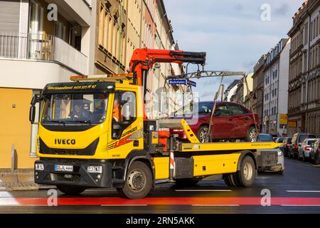 Trainare il carrello a Bischofsplatz. A causa della situazione di parcheggio tesa, i conducenti parcheggiano le loro auto anche in aree ad accesso limitato e questo è punito anche da Foto Stock