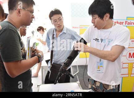 (150619) --SHENZHEN, 19 giugno 2015 -- Un team di maker di nome Exiii mostra una stampante 3D artificiale intelligente fatta a mano durante la Maker Faire durante la Shenzhen Maker Week 2015 a Shenzhen, nella provincia del Guangdong, nella Cina meridionale, il 19 giugno 2015. La Shenzhen Maker Week è iniziata qui venerdì.) (Yxb) CINA-SHENZHEN-MAKER WEEK(CN) MaoxSiqian PUBLICATIONxNOTxINxCHN 150619 Shenzhen 19 giugno 2015 un team di maker nominato mostra una Smart Artificial Hand Made by 3D Printer alla Maker Fair durante la Shenzhen Maker Week 2015 nella provincia del Guangdong del sud della Cina, il 19 giugno 2015 la Shenzhen Maker Week è iniziata qui Foto Stock