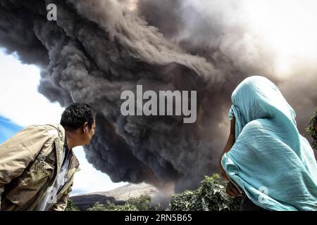 (150619) -- SUMATRA SETTENTRIONALE, 19 giugno 2015 -- la gente guarda il Monte Sinabung che lancia cenere a Karo, Sumatra settentrionale, Indonesia, 19 giugno 2015. ) INDONESIA-SUMATRA SETTENTRIONALE-MONTE SINABUNG-ERUPTION TANTOXH. PUBLICATIONxNOTxINxCHN 150619 Sumatra settentrionale 19 giugno 2015 celebrità Guarda la segale sulla spiaggia del Monte Sinabung che spezza cenere a Diamond Sumatra Nord Indonesia 19 giugno 2015 Indonesia Sumatra settentrionale Monte Sinabung eruzione TantoxH PUBLICATIONxNOTxINxCHN Foto Stock