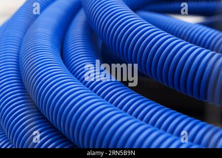 Nel cantiere è presente un tubo corrugato blu. La trama del tubo in primo piano. Foto Stock