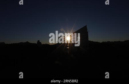 (150620) -- XINGLONG, - foto scattata il 19 giugno 2015 mostra la stazione di osservazione Xinglong degli osservatori astronomici nazionali sotto l'Accademia cinese delle scienze di Xinglong, nella provincia di Hebei nella Cina settentrionale. La stazione di osservazione è dotata di un grande telescopio per spettroscopia in fibra ottica multioggetto (LAMOST), noto anche come telescopio Guo Shoujing, che prende il nome dall'astronomo cinese del XIII secolo. (Zkr) CHINA-HEBEI-XINGLONG-OBSERVATORY(CN) WangxXiao PUBLICATIONxNOTxINxCHN 150620 Xing Long Photo scattata IL 19 giugno 2015 mostra la stazione di osservazione Xing Long della National A. Foto Stock