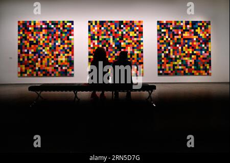 Visitatori del museo di fronte ai lavori 4900 Farben di Gerhard Richter, Neue Nationalgalerie Berlin, Germania Foto Stock