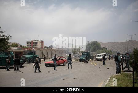 (150622) -- KABUL, 22 giugno 2015 -- poliziotti afghani ispezionano il luogo dell'attacco al parlamento afghano a Kabul, Afghanistan, 22 giugno 2015. Un totale di sei aggressori del parlamento afghano sono stati uccisi e molti altri feriti lunedì, ha detto il capo della polizia di Kabul Abdul Rahman Rahimi. I militanti talebani hanno rivendicato la responsabilità dell'attacco. ) (Djj) AFGHANISTAN-KABUL-PARLIAMENT-ATTACK AhmadxMassoud PUBLICATIONxNOTxINxCHN 150622 Kabul 22 giugno 2015 poliziotti afghani ispezionano il sito dell'attacco AL Parlamento afghano a Kabul Afghanistan 22 giugno 2015 un totale di sei aggressori NELL'AFG Foto Stock