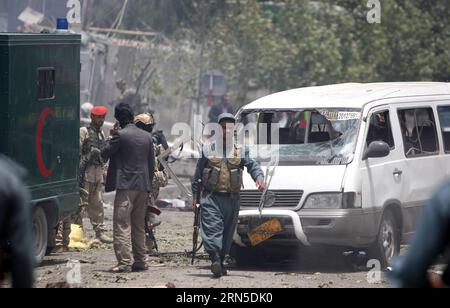 (150622) -- KABUL, 22 giugno 2015 -- le forze di sicurezza afghane indagano sul sito di un attacco al parlamento afghano a Kabul, Afghanistan, 22 giugno 2015. Un totale di sei aggressori del parlamento afghano sono stati uccisi e molti altri feriti lunedì, ha detto il capo della polizia di Kabul Abdul Rahman Rahimi. I militanti talebani hanno rivendicato la responsabilità dell'attacco. ) (Djj) AFGHANISTAN-KABUL-PARLIAMENT-ATTACK AhmadxMassoud PUBLICATIONxNOTxINxCHN 150622 Kabul 22 giugno 2015 le forze di sicurezza afghane indagano sul sito di un attacco AL Parlamento afghano a Kabul Afghanistan 22 giugno 2015 in totale Foto Stock