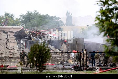 (150622) -- KABUL, 22 giugno 2015 -- le forze di sicurezza afghane indagano sul sito di un attacco al parlamento afghano a Kabul, Afghanistan, 22 giugno 2015. Un totale di sei aggressori del parlamento afghano sono stati uccisi e molti altri feriti lunedì, ha detto il capo della polizia di Kabul Abdul Rahman Rahimi. I militanti talebani hanno rivendicato la responsabilità dell'attacco. ) (Djj) AFGHANISTAN-KABUL-PARLIAMENT-ATTACK AhmadxMassoud PUBLICATIONxNOTxINxCHN 150622 Kabul 22 giugno 2015 le forze di sicurezza afghane indagano sul sito di un attacco AL Parlamento afghano a Kabul Afghanistan 22 giugno 2015 in totale Foto Stock