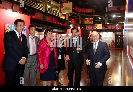 (150622) -- LONDRA, 22 giugno 2015 -- Guo Jinlong (2nd R), membro dell'Ufficio politico del Comitato centrale del Partito Comunista Cinese (CPC), che è anche segretario del Comitato Municipale di Pechino del CPC, visita una mostra fotografica con l'offerta di Pechino per i Giochi Olimpici invernali 2022 a Londra, in Gran Bretagna, il 22 giugno 2015. Guo, che ha concluso la sua visita lunedì, ha affermato che Cina e Gran Bretagna hanno ottenuto risultati fruttuosi dai loro recenti scambi ad alto livello in settori quali economia, commercio, finanza e cultura, e le due nazioni hanno mantenuto buoni dialoghi e coordinamento in ambito internazionale Foto Stock