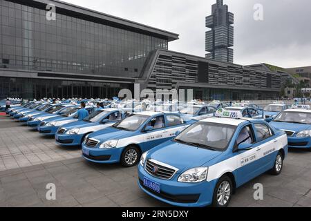 (150623) -- GUIYANG, 23 giugno 2015 -- foto scattata il 23 giugno 2015 mostra i taxi alimentati a metanolo esposti durante una cerimonia di lancio nella città di Guiyang, capitale della provincia di Guizhou nella Cina sud-occidentale. Il primo lotto di 100 taxi alimentati con metanolo è stato messo in funzione a Guiyang martedì. ) (Zwx) CHINA-GUIZHOU-METHANOL-FUELED TAXI-OPERATION (CN) LiuxXu PUBLICATIONxNOTxINxCHN 150623 Guiyang 23 giugno 2015 foto scattata IL 23 giugno 2015 mostra il Methanol Fueled Taxis esposto durante una cerimonia di lancio nella città di Guiyang capitale della provincia di Guizhou del sud-ovest della Cina il periodo Batch di 100 Taxis FUEL Foto Stock