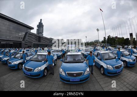 (150623) -- GUIYANG, 23 giugno 2015 -- foto scattata il 23 giugno 2015 mostra i taxi alimentati a metanolo esposti durante una cerimonia di lancio nella città di Guiyang, capitale della provincia di Guizhou nella Cina sud-occidentale. Il primo lotto di 100 taxi alimentati con metanolo è stato messo in funzione a Guiyang martedì. ) (Zwx) CHINA-GUIZHOU-METHANOL-FUELED TAXI-OPERATION (CN) LiuxXu PUBLICATIONxNOTxINxCHN 150623 Guiyang 23 giugno 2015 foto scattata IL 23 giugno 2015 mostra il Methanol Fueled Taxis esposto durante una cerimonia di lancio nella città di Guiyang capitale della provincia di Guizhou del sud-ovest della Cina il periodo Batch di 100 Taxis FUEL Foto Stock