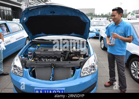 (150623) -- GUIYANG, 23 giugno 2015 -- Un autista controlla un taxi alimentato a metanolo durante una cerimonia di lancio nella città di Guiyang, capitale della provincia di Guizhou nel sud-ovest della Cina, 23 giugno 2015. Il primo lotto di 100 taxi alimentati con metanolo è stato messo in funzione a Guiyang martedì. ) (Zwx) CHINA-GUIZHOU-METHANOL-FUELED TAXI-OPERATION (CN) LiuxXu PUBLICATIONxNOTxINxCHN 150623 Guiyang 23 giugno 2015 un conducente controlla un taxi alimentato a metanolo durante una cerimonia di lancio nella città di Guiyang capitale della provincia di Guizhou del sud-ovest della Cina 23 giugno 2015 il periodo del lotto di 100 taxi alimentato da metanolo è stato messo a base di METANOLO Foto Stock