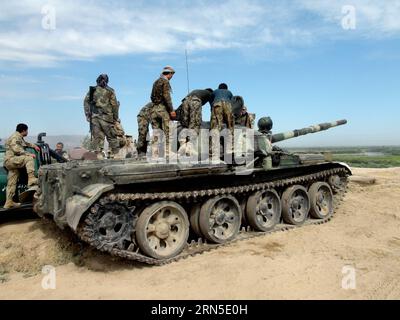 (150623) -- KUNDUZ, 23 giugno 2015 -- i soldati afghani tengono d'occhio un carro armato militare durante un'operazione contro i talebani nella provincia di Kunduz, Afghanistan settentrionale, 23 giugno 2015. Le forze di sicurezza nazionali afghane (ANSF) martedì hanno riconquistato un distretto nella provincia settentrionale di Kunduz sequestrato da militanti talebani durante il fine settimana, uccidendo oltre 80 ribelli, ha detto il portavoce del governo provinciale ). (Zjy) AFGHANISTAN-KUNDUZS-FORZE DI SICUREZZA-TALIBANI Ajmal PUBLICATIONxNOTxINxCHN 150623 Kunduz 23 giugno 2015 soldati afghani tengono d'occhio un carro armato militare durante l'operazione contro i talibani nella provincia di Kunduz n. Foto Stock