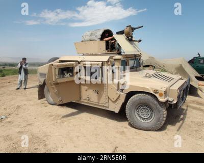 (150623) -- KUNDUZ, 23 giugno 2015 -- un soldato afghano tiene d'occhio un veicolo militare durante un'operazione contro i talibani nella provincia di Kunduz, Afghanistan settentrionale, 23 giugno 2015. Le forze di sicurezza nazionali afghane (ANSF) martedì hanno riconquistato un distretto nella provincia settentrionale di Kunduz sequestrato da militanti talebani durante il fine settimana, uccidendo oltre 80 ribelli, ha detto il portavoce del governo provinciale ). (Zjy) AFGHANISTAN-KUNDUZS-FORZE DI SICUREZZA-TALIBANI Ajmal PUBLICATIONxNOTxINxCHN 150623 Kunduz 23 giugno 2015 al soldato afgano TIENE d'occhio un veicolo militare durante l'operazione contro i talibani a Kunduz Foto Stock