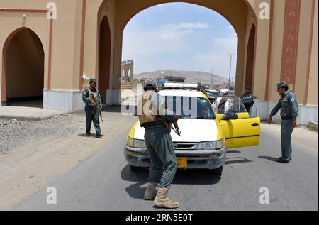 (150623) -- GHAZNI, 23 giugno 2015 -- i poliziotti afghani perquisiscono un veicolo in un posto di controllo della polizia nella provincia di Ghazni, Afghanistan orientale, 23 giugno 2015. Le forze afghane in repressione contro i talebani hanno ucciso martedì 85 insorti, tra cui il comandante chiave Mawalwi ullah nel distretto di Chardara nella provincia di Kunduz, il governatore provinciale Mohammad Omar Safi Said. ) (Zjy) AFGHANISTAN-GHAZNI-POLICE-CHECKPOINT Rahmat PUBLICATIONxNOTxINxCHN 150623 Ghazni 23 giugno 2015 poliziotti afghani perquisiscono un veicolo PRESSO un checkpoint di polizia nella provincia di Ghazni Afghanistan orientale 23 giugno 2015 forze afghane in agains di repressione Foto Stock