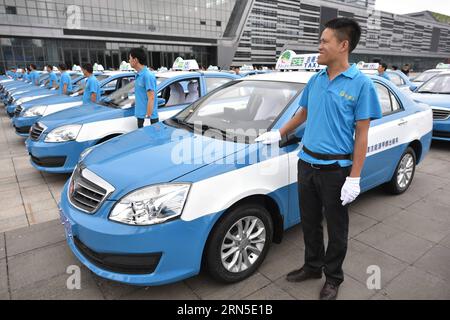 (150623) -- GUIYANG, 23 giugno 2015 -- foto scattata il 23 giugno 2015 mostra i taxi alimentati a metanolo esposti durante una cerimonia di lancio nella città di Guiyang, capitale della provincia di Guizhou nella Cina sud-occidentale. Il primo lotto di 100 taxi alimentati con metanolo è stato messo in funzione a Guiyang martedì. ) (Zwx) CHINA-GUIZHOU-METHANOL-FUELED TAXI-OPERATION (CN) LiuxXu PUBLICATIONxNOTxINxCHN 150623 Guiyang 23 giugno 2015 foto scattata IL 23 giugno 2015 mostra il Methanol Fueled Taxis esposto durante una cerimonia di lancio nella città di Guiyang capitale della provincia di Guizhou del sud-ovest della Cina il periodo Batch di 100 Taxis FUEL Foto Stock