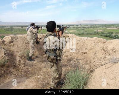 (150623) -- KUNDUZ, 23 giugno 2015 -- i cecchini afghani puntano le loro armi contro i militanti talibani durante un'operazione contro i talibani nella provincia di Kunduz, Afghanistan settentrionale, 23 giugno 2015. Le forze di sicurezza nazionali afghane (ANSF) martedì hanno riconquistato un distretto nella provincia settentrionale di Kunduz sequestrato da militanti talebani durante il fine settimana, uccidendo oltre 80 ribelli, ha detto il portavoce del governo provinciale ). (Zjy) AFGHANISTAN-KUNDUZ-FORZE DI SICUREZZA Ajmal PUBLICATIONxNOTxINxCHN 150623 Kunduz 23 giugno 2015 i cecchini afghani puntano le loro armi contro i militanti talibani durante l'operazione contro i talibani a Kund Foto Stock