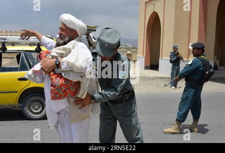 (150623) -- GHAZNI, 23 giugno 2015 -- un poliziotto afghano perquisisce il corpo di un passeggero in un posto di controllo della polizia nella provincia di Ghazni, Afghanistan orientale, 23 giugno 2015. Le forze afghane in repressione contro i talebani hanno ucciso martedì 85 insorti, tra cui il comandante chiave Mawalwi ullah nel distretto di Chardara nella provincia di Kunduz, il governatore provinciale Mohammad Omar Safi Said. ) (Zjy) AFGHANISTAN-GHAZNI-POLICE-CHECKPOINT Rahmat PUBLICATIONxNOTxINxCHN 150623 Ghazni 23 giugno 2015 a un poliziotto afgano perquisisce il corpo di un passeggero PRESSO un Checkpoint di polizia nella provincia di Ghazni Afghanistan orientale 23 giugno Foto Stock