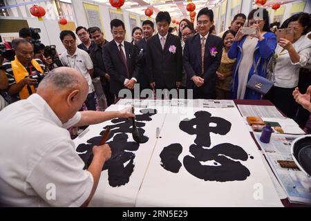 (150623) -- SHAH ALAM, 23 giugno 2015 -- un aritista scrive opere di calligrafia cinese che significa lealtà e giustizia durante il primo festival culturale internazionale Guan Gong a Shah Alam, Selangor, Malesia, 23 giugno 2015. Oltre 300 esperti provenienti da Cina, Indonesia, Singapore, Vietnam, Malesia e altri paesi e regioni hanno partecipato all'evento per discutere gli effetti positivi dello spirito di Guan Gong nella società moderna. Guan Gong, ovvero Guan Yu, è un antico generale cinese del periodo dei tre Regni. Egli è una figura storica ben nota per la sua lealtà e giustizia.) (Dzl) MALESIA- Foto Stock