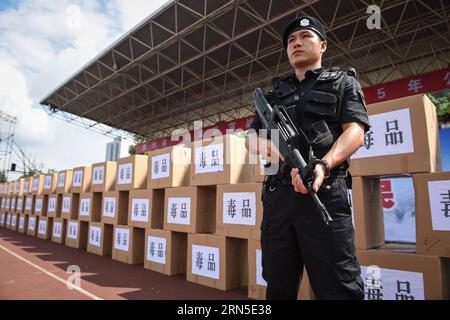 (150623) -- GUIYANG, 9 giugno 2015 -- Un agente di polizia si trova accanto alla droga da distruggere a Guiyang, capitale della provincia di Guizhou della Cina sud-occidentale, 23 giugno 2015. La polizia locale ha distrutto più di 1.200 chilogrammi di droga martedì, tre giorni prima della giornata internazionale contro l'abuso di droga e il traffico illecito. ) (Wjq) CHINA-GUIZHOU-DRUGS-DESTRUCTION (CN) OuxDongqu PUBLICATIONxNOTxINxCHN 150623 Guiyang 9 giugno 2015 un agente di polizia si trova accanto alla droga da distruggere a Guiyang capitale della provincia di Guizhou della Cina sud-occidentale 23 giugno 2015 la polizia locale ha distrutto più di 1 200 k Foto Stock