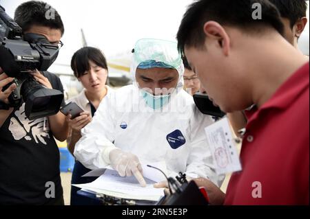 (150623) -- GUIYANG, 23 giugno 2015 -- Un membro del personale (C) dell'ufficio provinciale di ispezione entrata-uscita e quarantena mostra il rapporto di ispezione della quarantena dei delfini giapponesi all'aeroporto internazionale di Hangzhou, capitale della provincia di Zhejiang della Cina orientale, il 23 giugno 2015. Otto delfini tursiopi provenienti da Osaka, in Giappone, che vengono acquistati da un parco oceanico polare nella provincia del Fujian della Cina sud-orientale, vengono trasportati via aerea a Hangzhou il martedì. Dopo la quarantena in loco all'aeroporto, i delfini saranno trasportati in una speciale stazione di quarantena per una quarantena di 30 giorni. )(wjq) CHIN Foto Stock