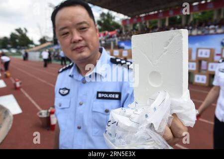 (150623) -- GUIYANG, 9 giugno 2015 -- Un agente di polizia desplende eroina per essere distrutta a Guiyang, capitale della provincia di Guizhou della Cina sud-occidentale, 23 giugno 2015. La polizia locale ha distrutto più di 1.200 chilogrammi di droga martedì, tre giorni prima della giornata internazionale contro l'abuso di droga e il traffico illecito. ) (Wjq) CHINA-GUIZHOU-DRUG-DESTRUCTION (CN) OuxDongqu PUBLICATIONxNOTxINxCHN 150623 Guiyang 9 giugno 2015 un agente di polizia eroina da distruggere a Guiyang capitale della provincia di Guizhou nella Cina sudoccidentale 23 giugno 2015 la polizia locale ha distrutto più di 1 200 chilogrammi di droga Foto Stock