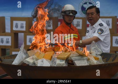 (150623) -- GUIYANG, 9 giugno 2015 -- agenti di polizia distruggono la droga a Guiyang, capitale della provincia di Guizhou, 23 giugno 2015. La polizia locale ha distrutto più di 1.200 chilogrammi di droga martedì, tre giorni prima della giornata internazionale contro l'abuso di droga e il traffico illecito. ) (Wjq) CHINA-GUIZHOU-DRUGS-DESTRUCTION (CN) OuxDongqu PUBLICATIONxNOTxINxCHN 150623 Guiyang 9 giugno 2015 agenti di polizia distruggono la droga a Guiyang capitale della provincia di Guizhou 23 giugno 2015 la polizia locale ha distrutto più di 1 200 chilogrammi di droga martedì tre giorni prima Foto Stock