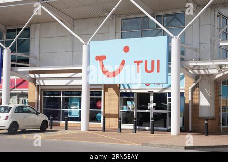 Insegna dell'agenzia di viaggi TUI e negozio in un parco commerciale Foto Stock