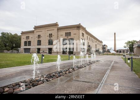 (150623) -- MAIPU, 23 giugno 2015 -- immagine scattata il 22 giugno 2015 mostra l'edificio centrale dell'azienda vinicola Bodegas Trapiche, nella città di Maipu, provincia di Mendoza, Argentina. Bodegas Trapiche, fondata nel 1883, è riconosciuta come marchio pionieristico in aspetti quali l'introduzione di viti francesi, la produzione di vini varietali, l'importazione di botti di rovere dalla Francia e l'uso di serbatoi di acciaio inossidabile. Secondo Valentin Gonzalez, direttore della regione asiatica di Bodegas Trapiche, l'azienda ha attualmente un ufficio a Shanghai, in Cina, e i vini esportati verso il mercato cinese Foto Stock