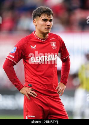 Enschede, Paesi Bassi. 31 agosto 2023. ENSCHEDE, PAESI BASSI - AGOSTO 31: Manfred Ugalde del FC Twente guarda al Play-Off Leg 2 della UEFA Europa Conference League tra FC Twente e Fenerbahce al De Grolsch veste il 31 agosto 2023 a Enschede, Paesi Bassi. (Foto di Joris Verwijst/Orange Pictures) credito: Orange Pics BV/Alamy Live News Foto Stock